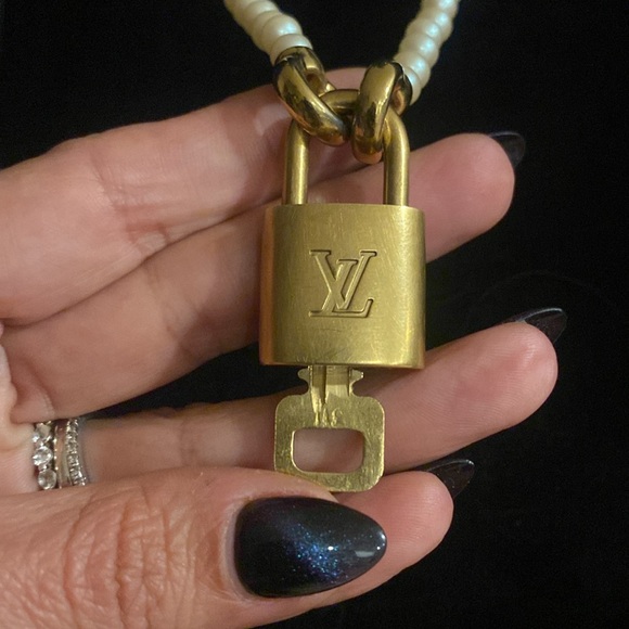 LV Lock 311 🔐 with pearl chain - Picture 4 of 11